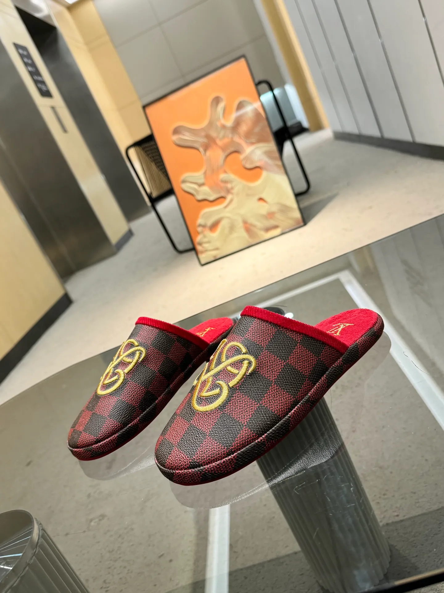 👟👟Ex-factory price 320👟👟 The 2024 couple’s counter features the latest hard goods of LV and Loewe co-branded slippers🆕 ✿Purchase level! Full of high-end feel! A popular model among bloggers at home and abroad, it’s retro and fashionable and looks amazing on your feet! Official website main recommendation code number 35-46